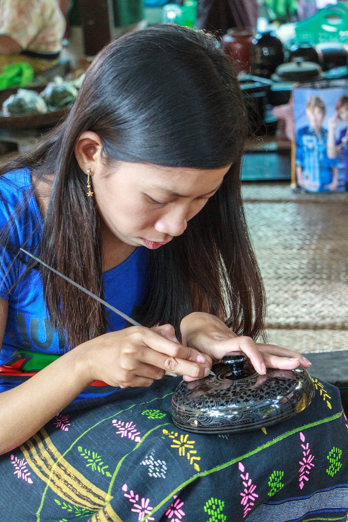 38-Crafting Lacquerware.jpg